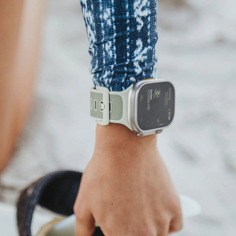 Bracelet Apple Watch sport en cuir beige et fluoroélastomère avec boucle ajustable et design hybride élégant.