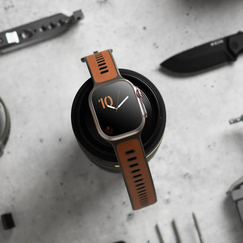 Bracelet Apple Watch sport marron en mélange cuir et fluoroélastomère avec boucle ajustable noire.