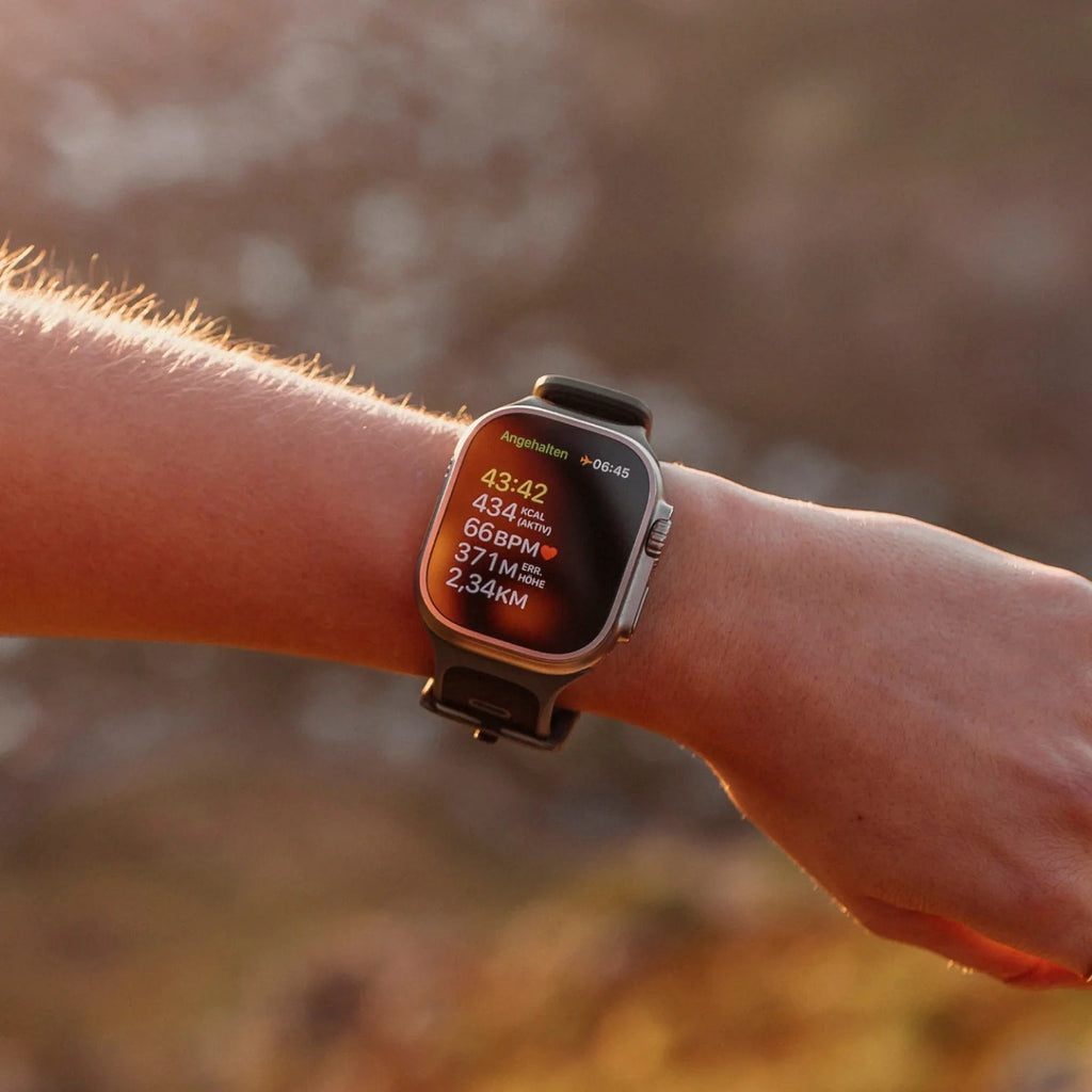 Bracelet Apple Watch hybride cuir noir et fluoroélastomère gris foncé avec boucle ajustable, style sport et élégant.