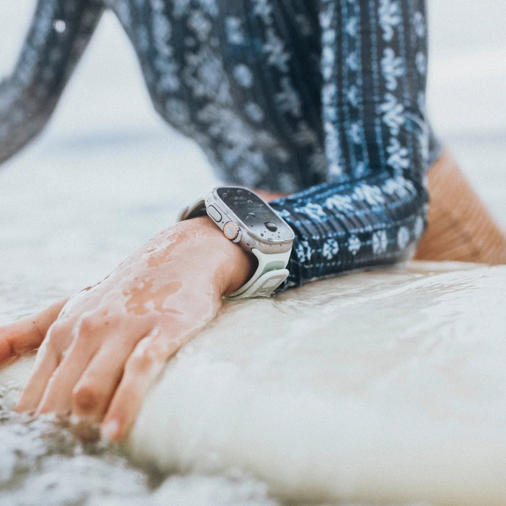 Bracelet Apple Watch sport blanc mélange cuir et fluoroélastomère avec boucle ajustable, design hybride élégant.