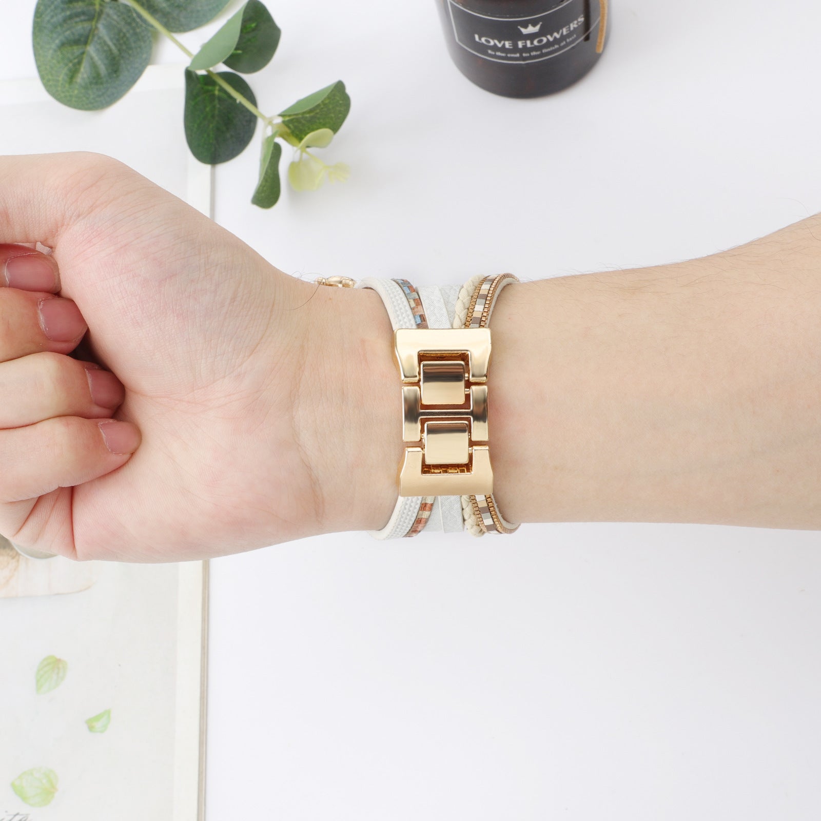 Bracelet Apple Watch style tropical chic en simili vegan beige avec tortue, étoile de mer dorée et perles blanches.