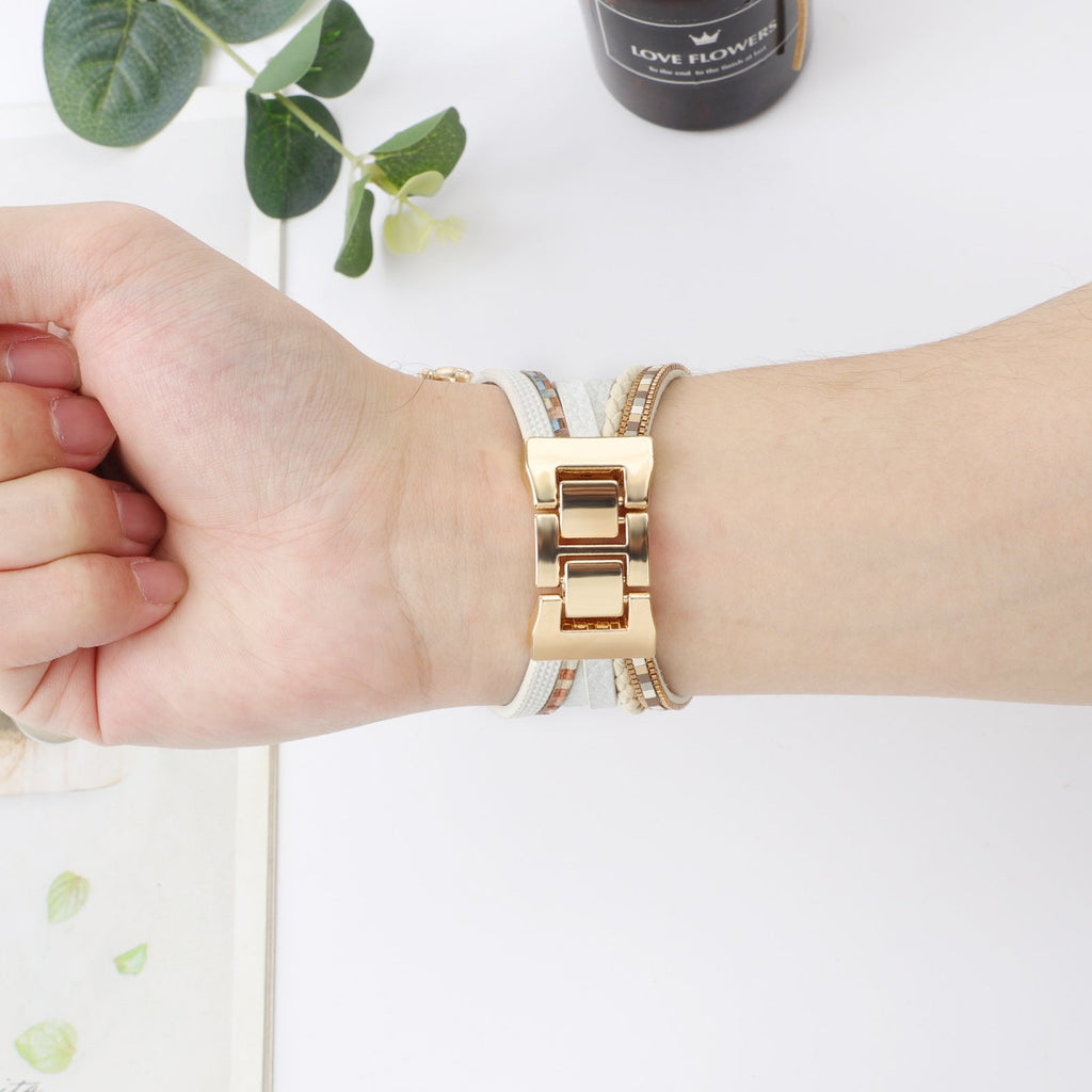 Bracelet Apple Watch style tropical chic en simili vegan beige avec tortue, étoile de mer dorée et perles blanches.