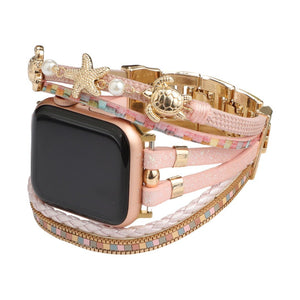 Bracelet Apple Watch rose en simili vegan avec perles, tortue et étoile de mer dorées, style tropical chic.