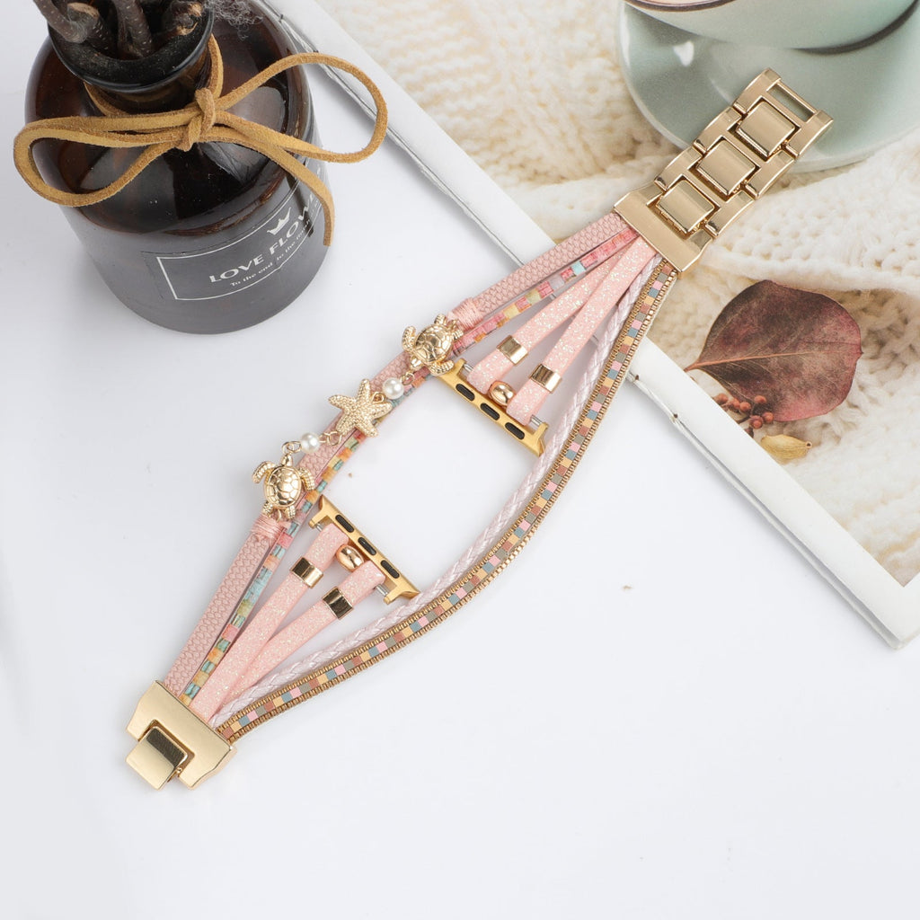 Bracelet pour Apple Watch rose pâle en simili vegan avec perles dorées, tortue et étoile de mer, style tropical chic.