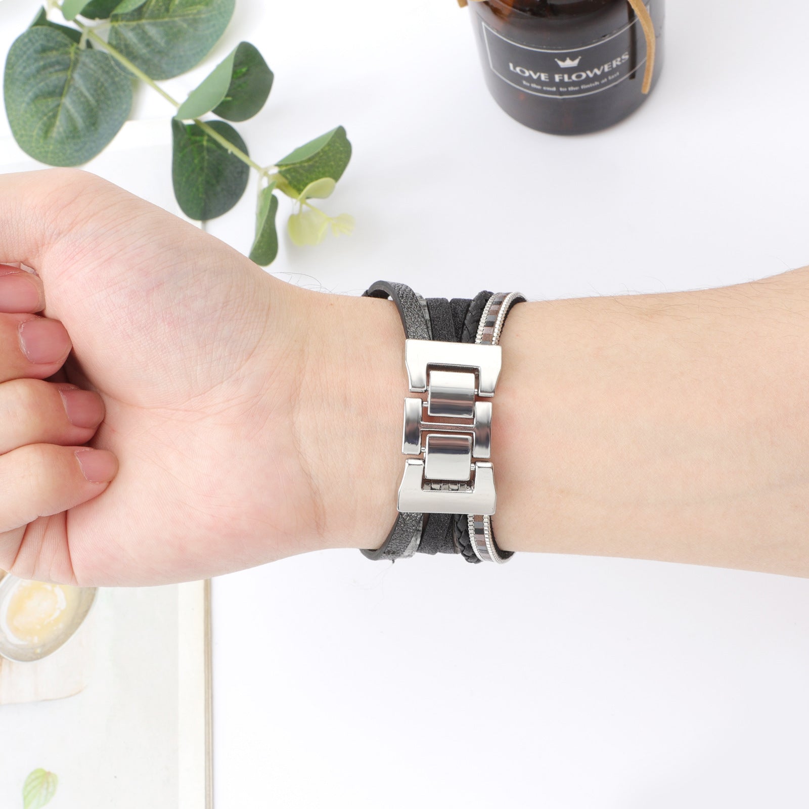 Bracelet Apple Watch en simili vegan noir à double tour avec fermoir argenté, décor tortue et étoiles de mer en perles.