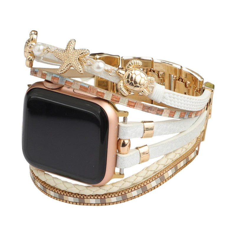Bracelet pour Apple Watch blanc en simili vegan avec perles et charms tortue et étoile de mer dorés, style tropical chic.