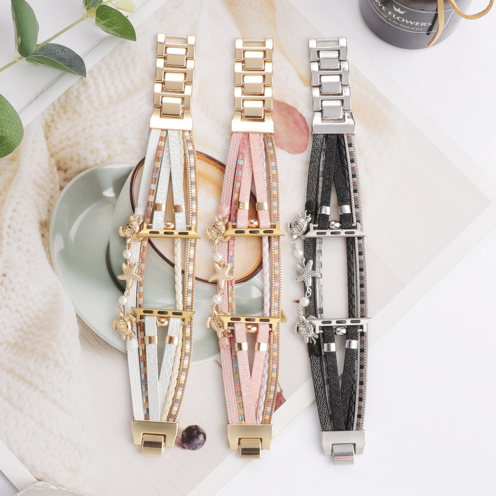 Bracelets Apple Watch style tropical chic en simili vegan, avec tortue, étoile de mer et perles, en blanc, rose et noir.