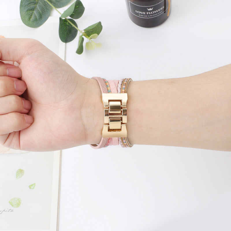 Bracelet pour Apple Watch en simili cuir beige à rose, avec fermoir doré et détails perles et charms tortue et étoile de mer.