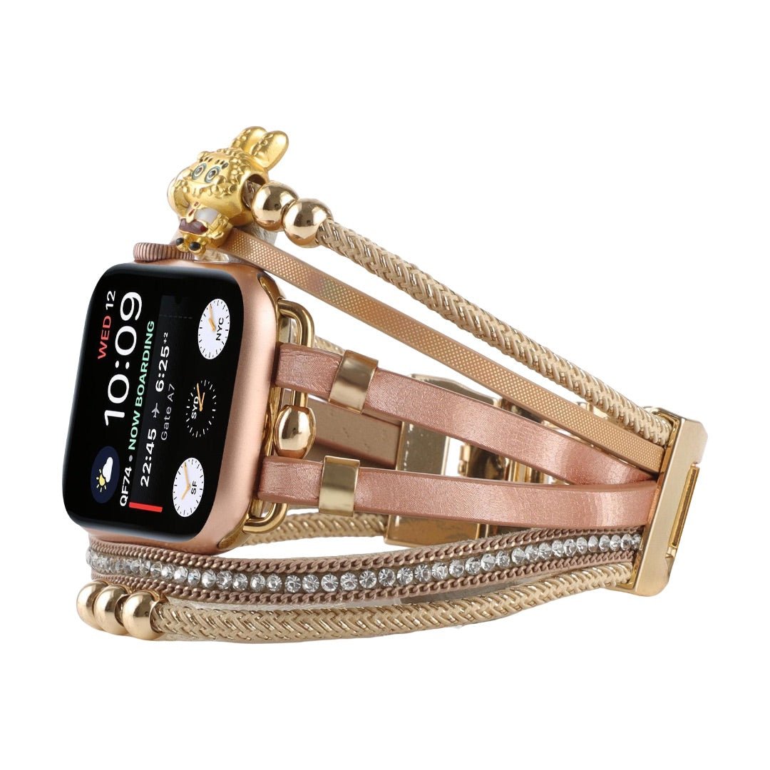 Bracelet Apple Watch doré à plusieurs rangs avec perles, strass brillants et breloque ourson élégante.