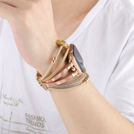 Bracelet doré pour Apple Watch avec perles dorées, strass brillants et breloque ours teddy raffinée.