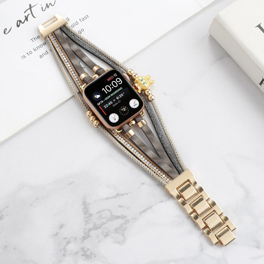 Bracelet Apple Watch doré avec perles dorées, strass brillants et breloque ours en peluche chic.
