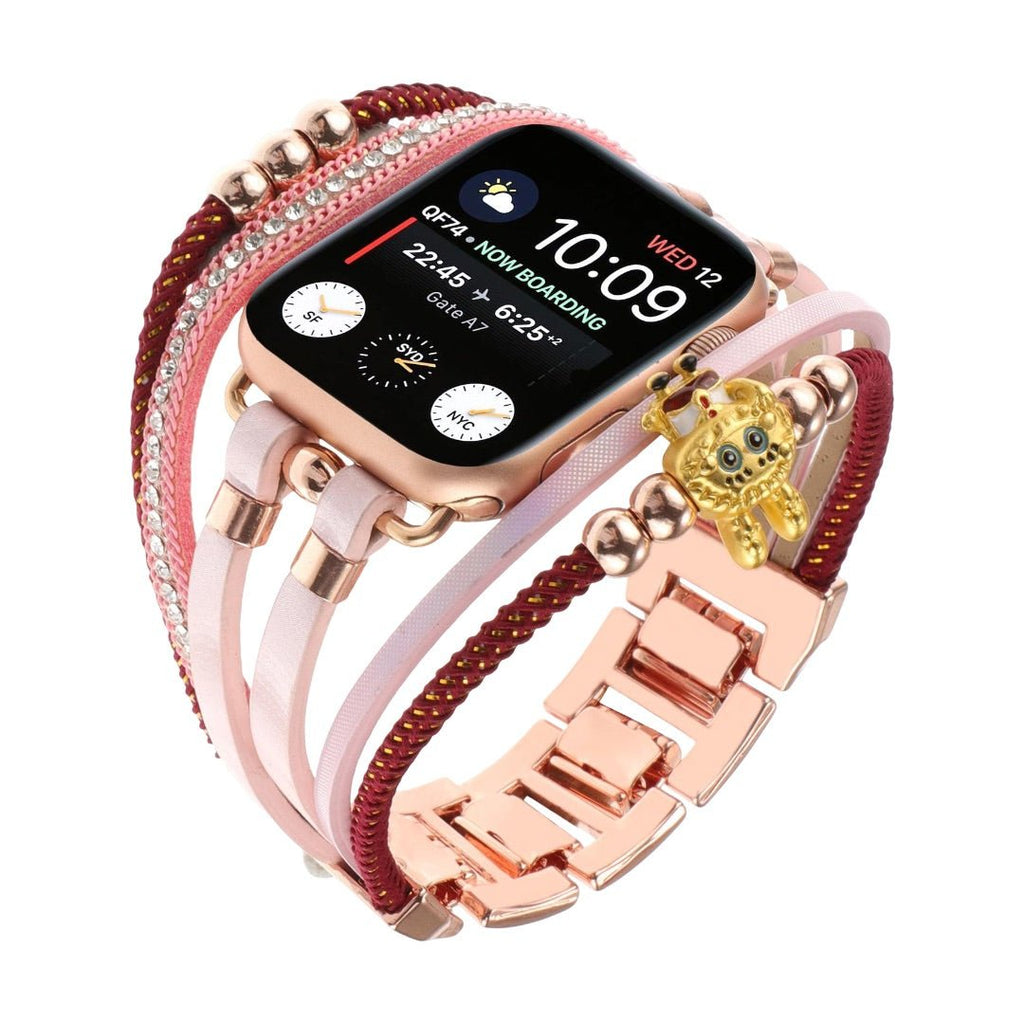 Bracelet Apple Watch doré multi-brins avec perles dorées, strass brillants et breloque ourson jaune élégant.