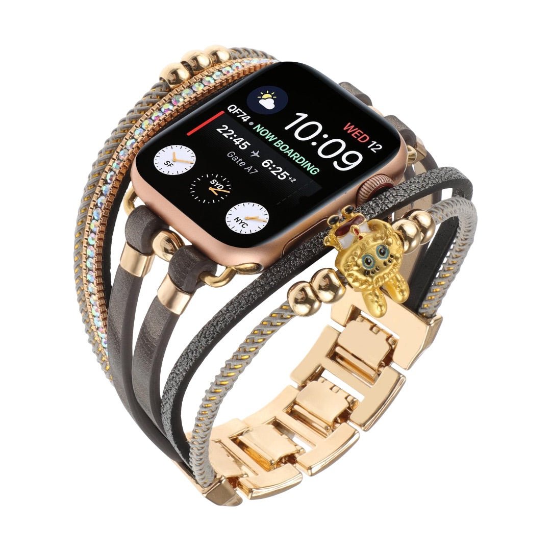 Bracelet Apple Watch doré avec bandes multiples, perles, strass brillants et breloque ours en peluche dorée raffinée.