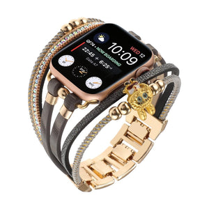 Bracelet Apple Watch doré avec bandes multiples, perles, strass brillants et breloque ours en peluche dorée raffinée.