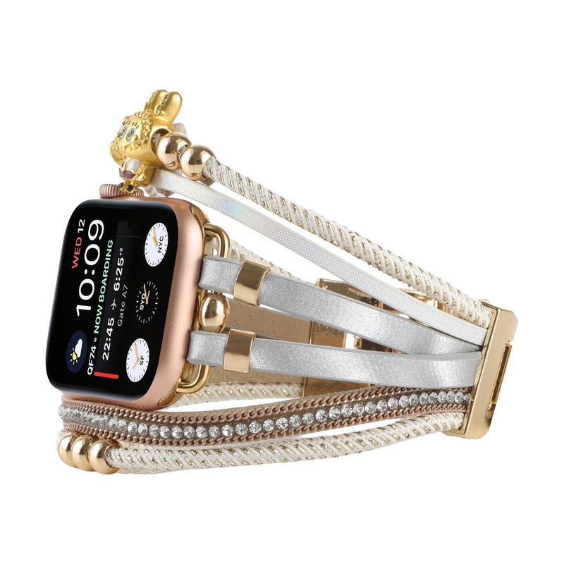 Bracelet Apple Watch doré en cuir et perles, orné de strass brillants et breloque ourson raffinée.