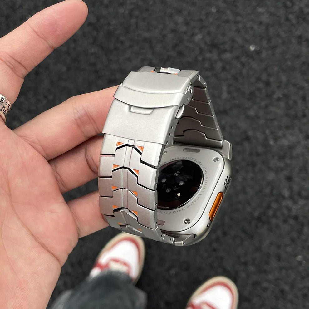 Bracelet connecté en titane massif argenté pour Apple Watch Ultra avec maillons larges et fermeture à boucle sécurisée,.