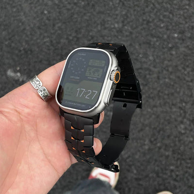 Bracelet connecté titane massif noir mat avec maillons robustes et boucle sécurisée pour Apple Ultra.