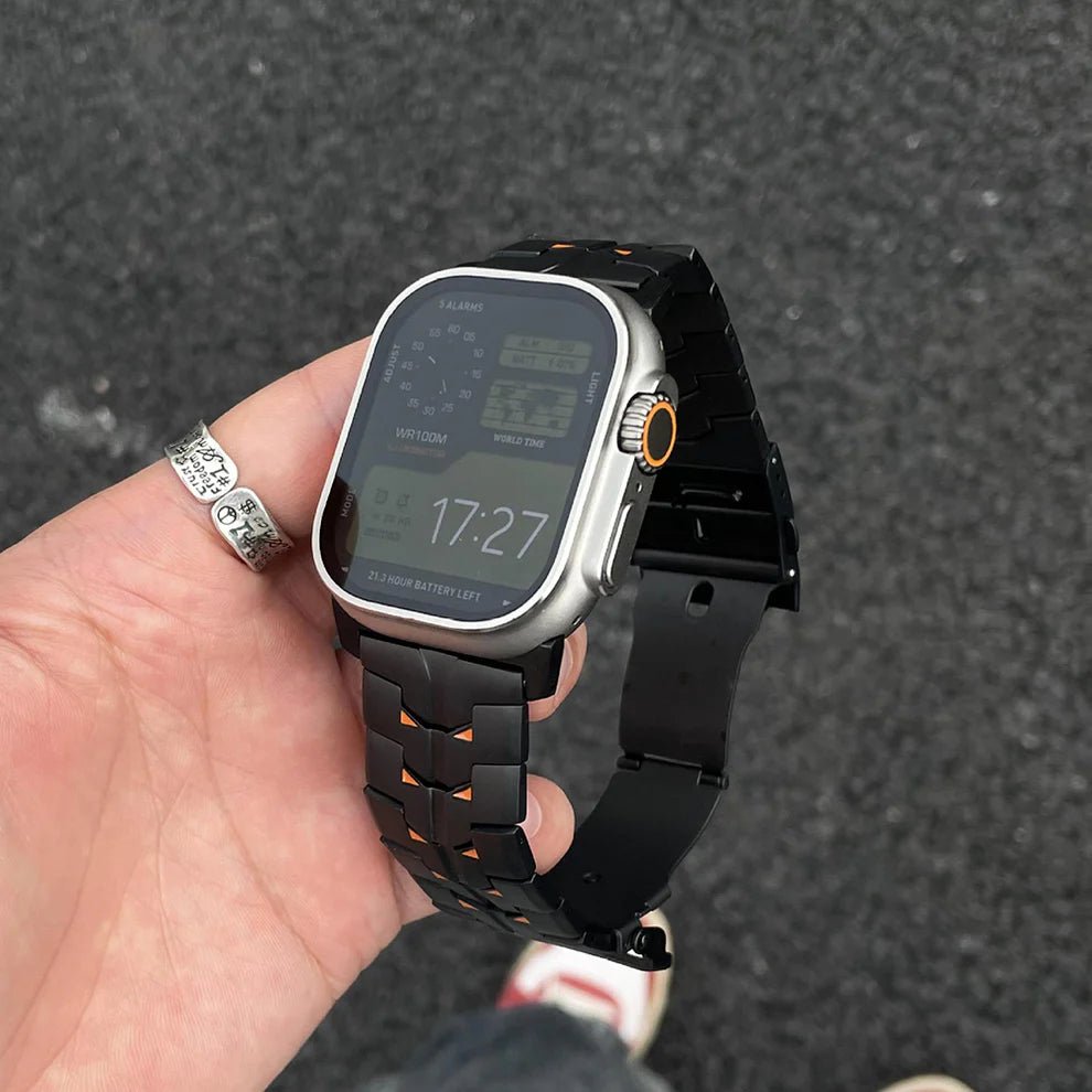 Bracelet connecté titane massif noir mat avec maillons robustes et boucle sécurisée pour Apple Ultra.