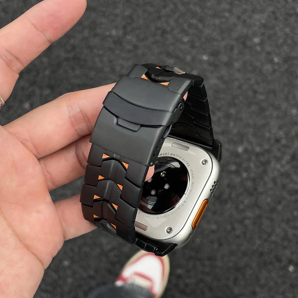 Bracelet connecté Apple Ultra en titane noir mat, style techwear avec boucle sécurisée et maillons robustes.