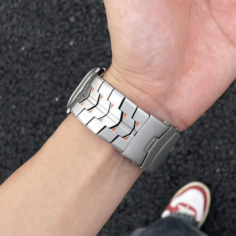 Bracelet connecté en titane massif argenté, style techwear avec maillons articulés et boucle sécurisée pour Apple Watch.
