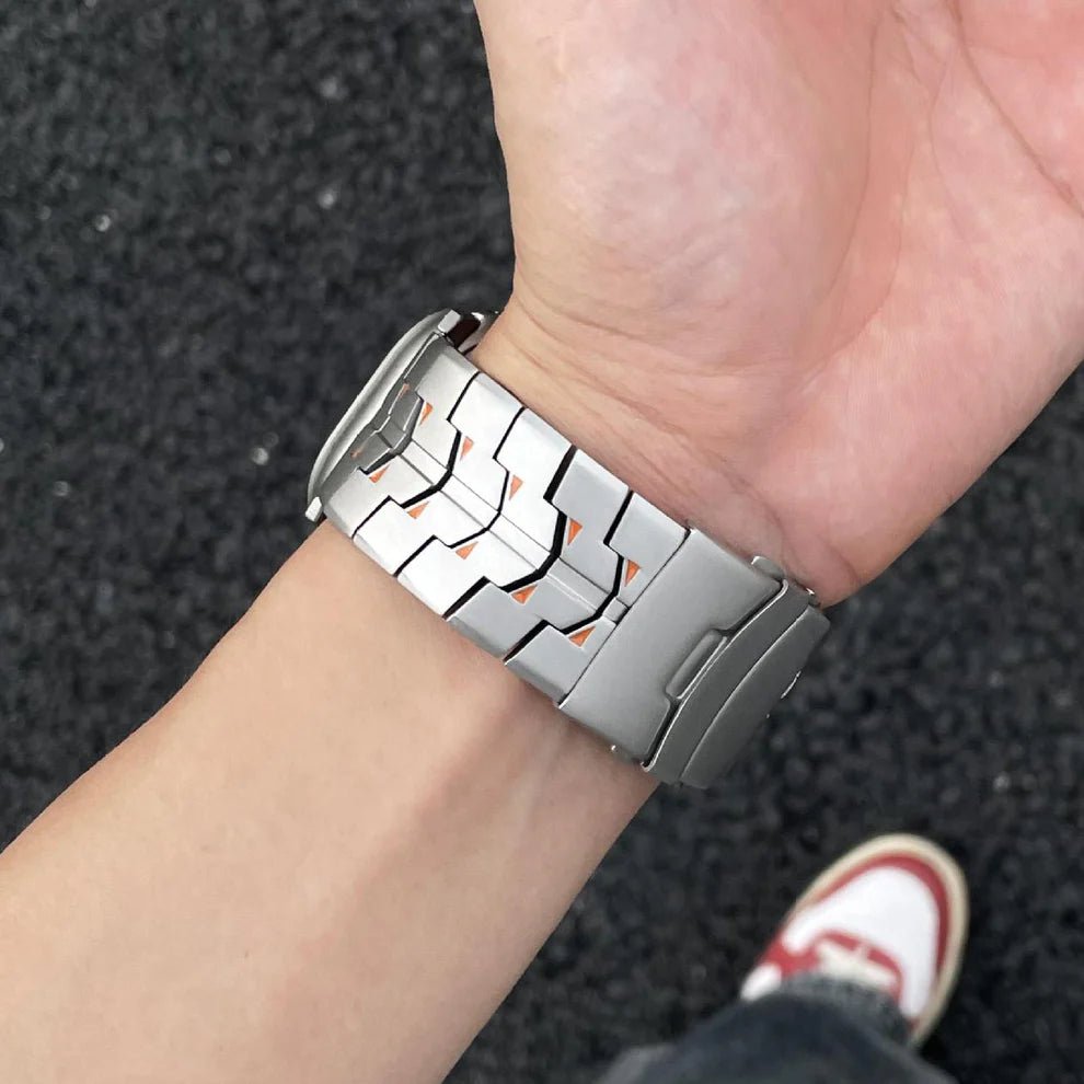 Bracelet connecté en titane massif argenté, style techwear avec maillons articulés et boucle sécurisée pour Apple Watch.