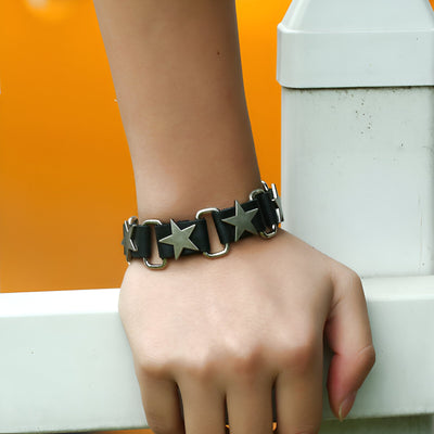 Bracelet en cuir noir avec motif étoiles argentées et boucle ardillon, style mixte.