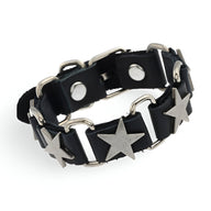 Bracelet en cuir noir avec étoiles métalliques argentées et fermoir ardillon acier.