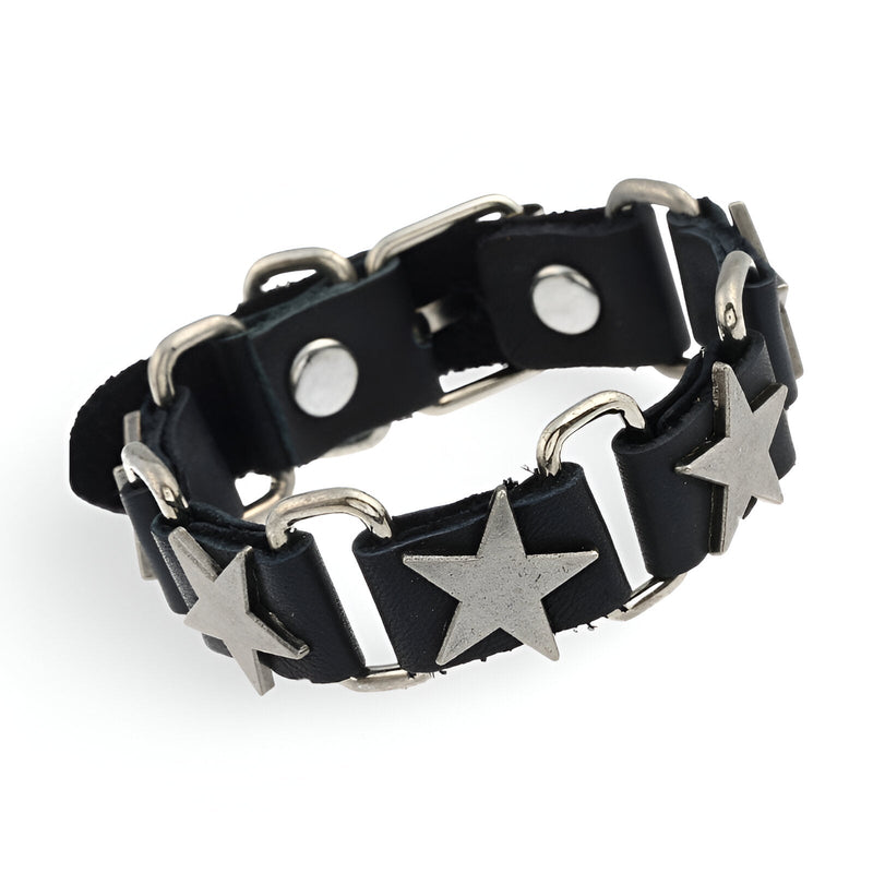 Bracelet en cuir noir avec étoiles métalliques argentées et fermoir ardillon acier.