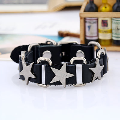 Bracelet ardillon en cuir noir avec motifs étoiles argentées, style mixte, modèle Seren.