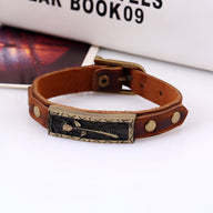 Bracelet ardillon marron en cuir avec plaque métallique ornée d'une rose gravée, style mixte.