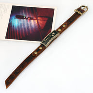 Bracelet ardillon en cuir marron avec plaque argentée gravée d'une rose, style mixte.