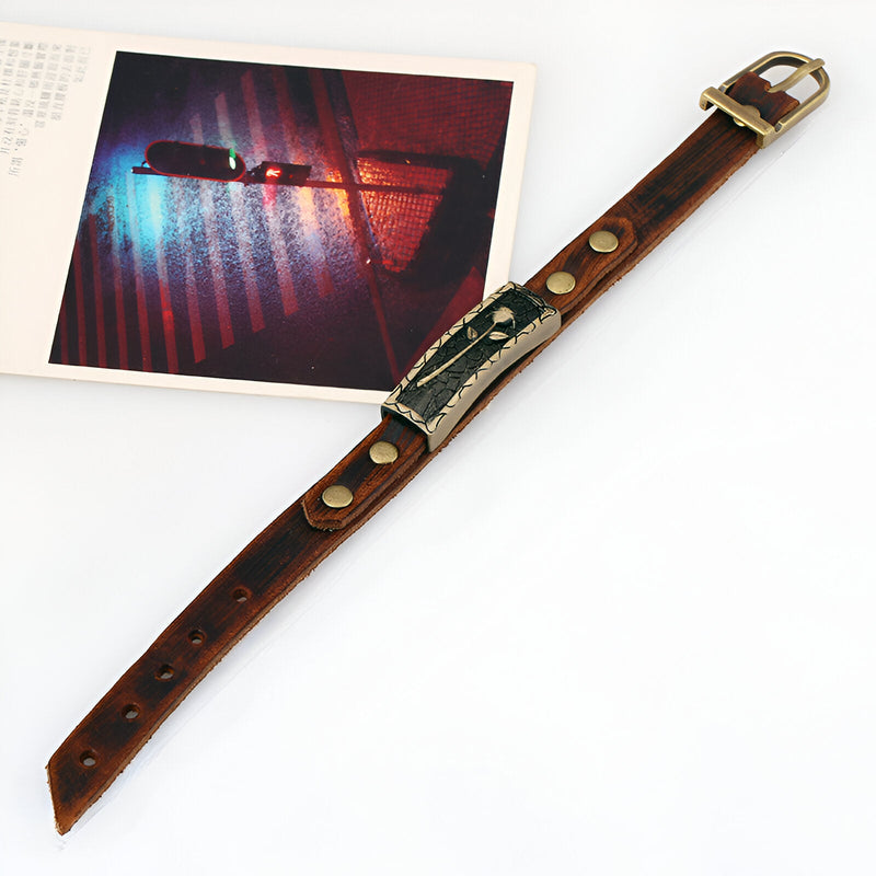 Bracelet ardillon en cuir marron avec plaque argentée gravée d'une rose, style mixte.