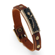 Bracelet ardillon en cuir marron avec plaque rectangulaire noire ornée d'une rose gravée et rivets dorés.
