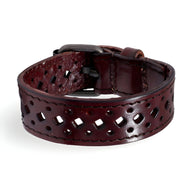 Bracelet ardillon en cuir marron foncé avec motifs perforés et boucle métallique noir mat.