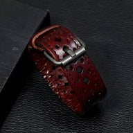 Bracelet homme en cuir cognac à boucle ardillon style rétro avec perforations décoratives.