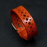 Bracelet homme en cuir cognac style rétro avec motifs ajourés et boucle ardillon argentée.