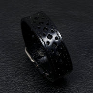 Bracelet ardillon en cuir noir ajouré avec boucle métallique argentée, style rétro homme.