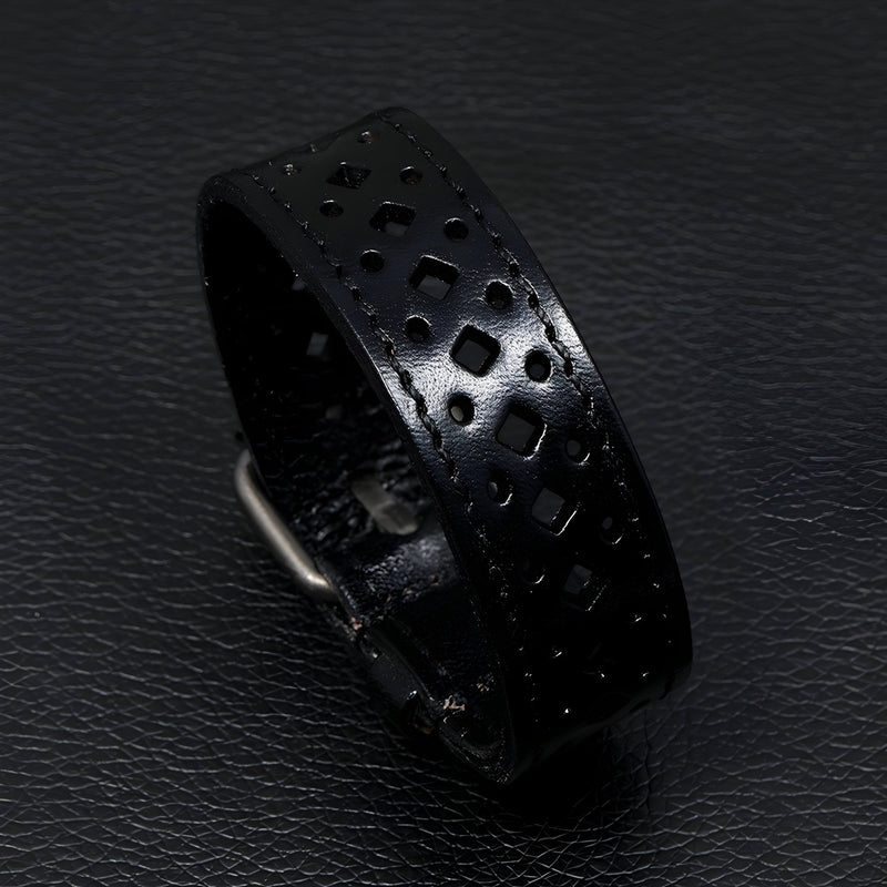 Bracelet ardillon en cuir noir ajouré avec boucle métallique argentée, style rétro homme.