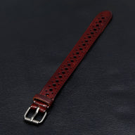 Bracelet ardillon en cuir cognac perforé avec boucle métal argenté style rétro pour homme.