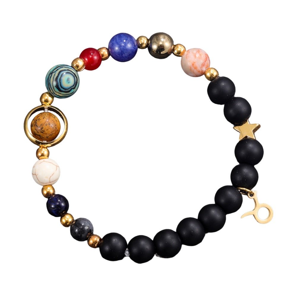Bracelet en perles noires mates et pierres naturelles multicolores, avec pendentifs dorés signe du zodiaque et étoile.