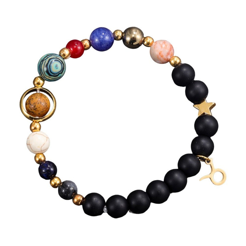 Bracelet en perles noires mates et pierres naturelles multicolores, avec pendentifs dorés signe du zodiaque et étoile.