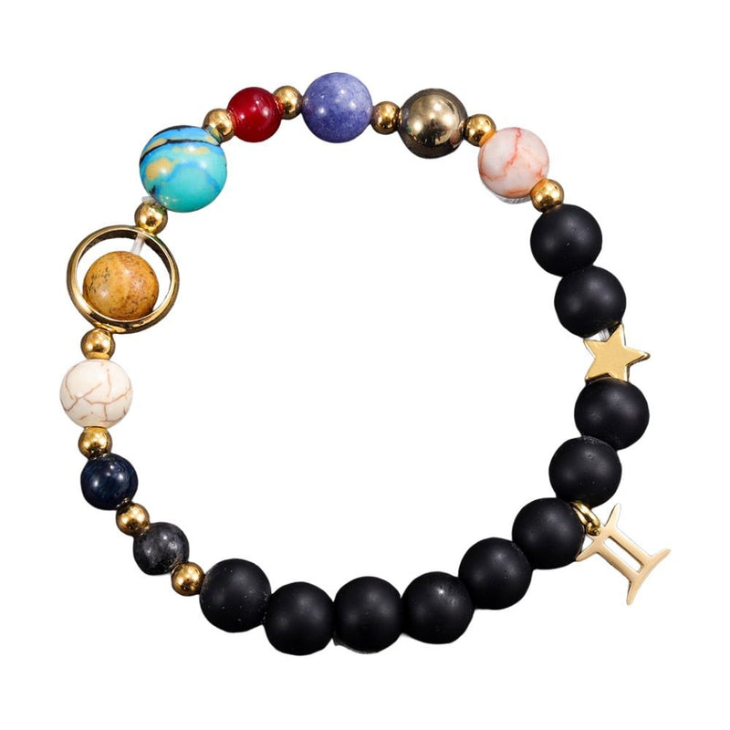 Bracelet élastique en perles naturelles multicolores avec symbole zodiacal doré et breloque étoile en métal doré.