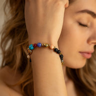 Bracelet fin avec perles naturelles multicolores incluant lapis-lazuli, turquoise, corail, et onyx noir, fermoir doré, style