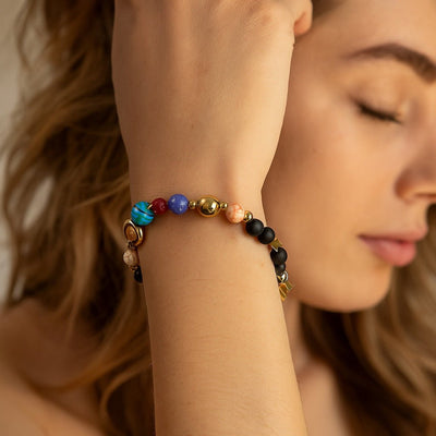 Bracelet fin avec perles naturelles multicolores incluant lapis-lazuli, turquoise, corail, et onyx noir, fermoir doré, style