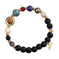 Bracelet élastique en pierres naturelles multicolores avec perles noires mates et pendentif signe du zodiaque doré.