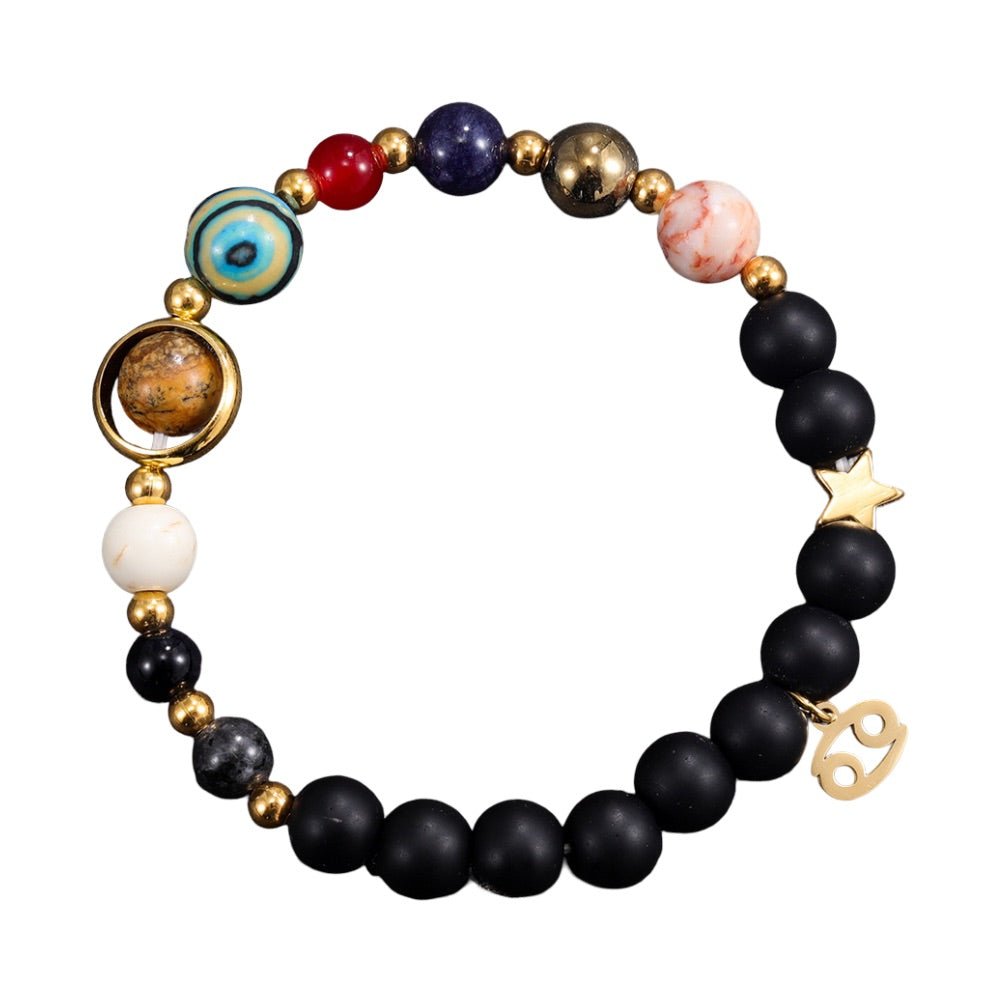 Bracelet élastique composé de perles mates noires, pierres naturelles colorées, breloque signe Cancer dorée, éléments.