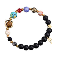 Bracelet élastique avec perles rondes noires mates et colorées, breloques dorées étoile et signe astrologique, style.