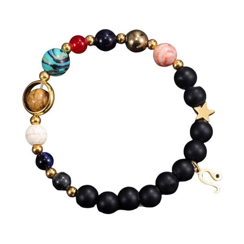 Bracelet composé de pierres naturelles multicolores et noires mate, avec une étoile dorée et un charm signe astrologique.