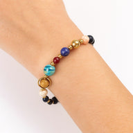 Bracelet avec perles rondes naturelles multicolores en pierres fines, détail planète bleue et dorée, style spirituel et.
