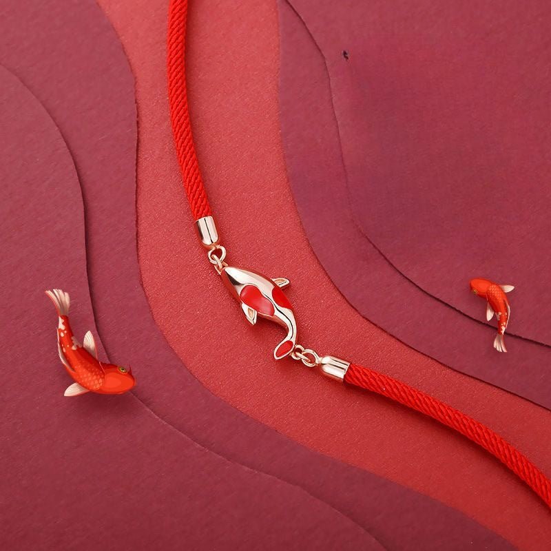 Bracelet rouge en fil ciré avec fermoir argenté et pendentif Carpe Koï symbolique.